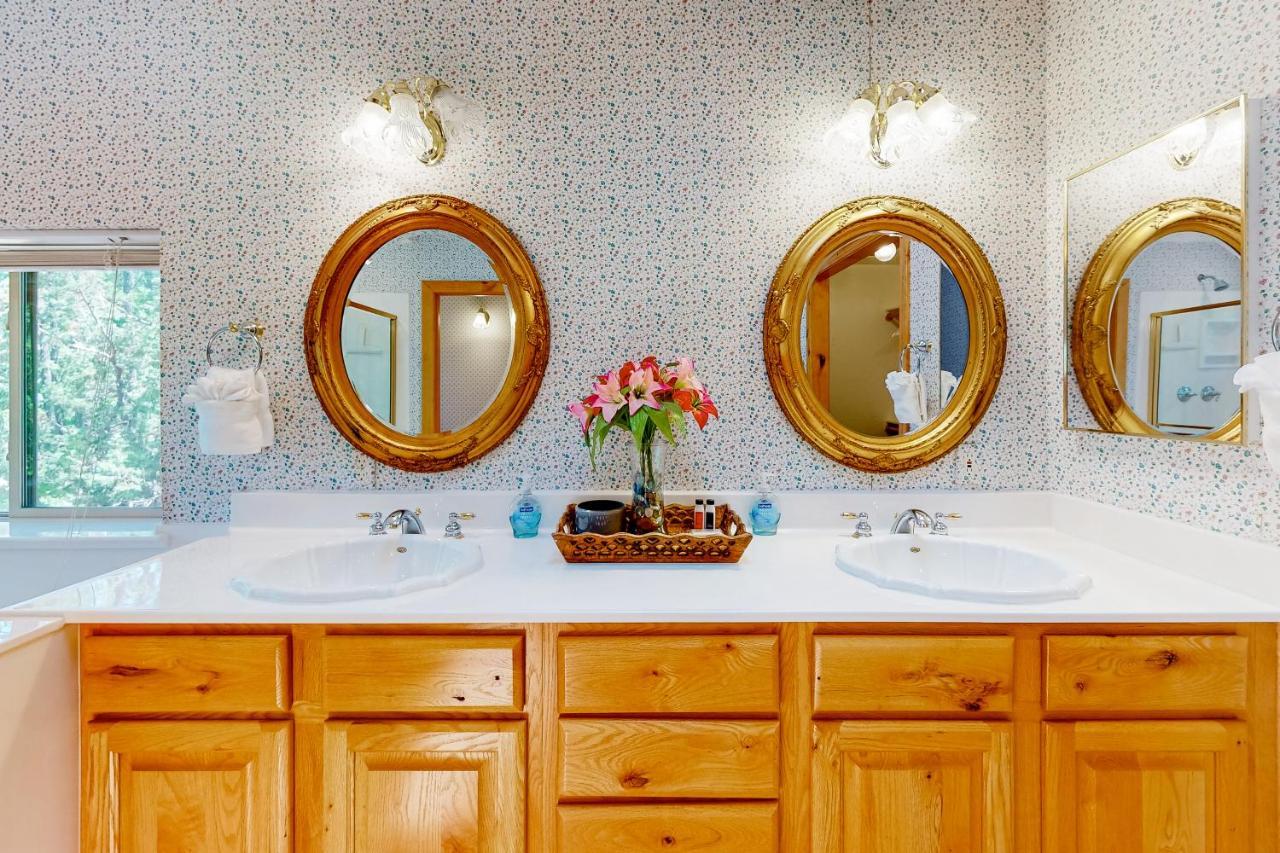 فيلا Whispering Pines Retreat باينتوب ليكسايد المظهر الخارجي الصورة