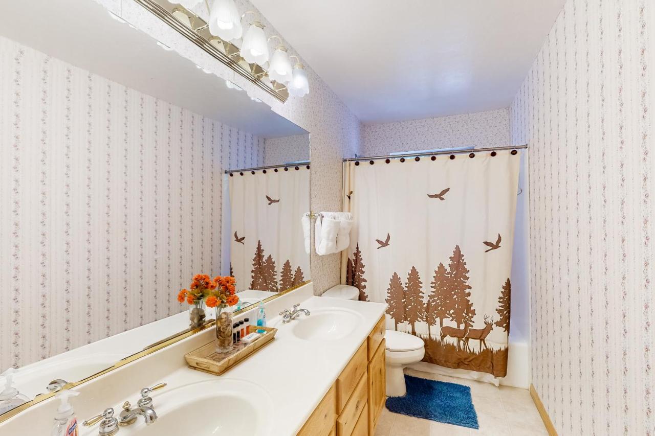 فيلا Whispering Pines Retreat باينتوب ليكسايد المظهر الخارجي الصورة